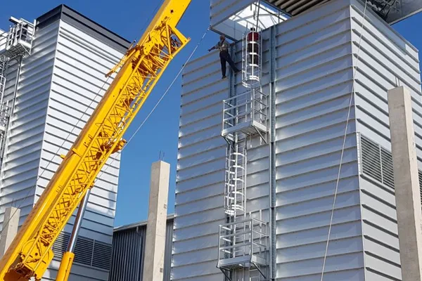 Montaža industrijske opreme u fabričkom kompleksu